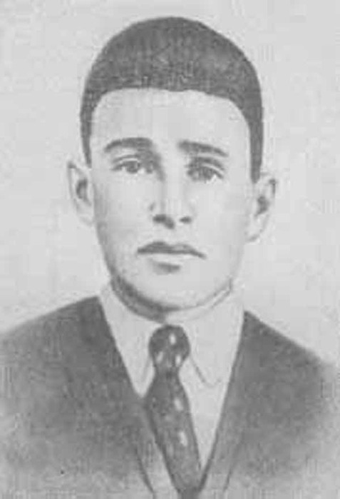 Сорокин Иван Иванович-орудийный номер 981-го зенитно-артиллерийского полка (9-я зенитно-артиллерийская дивизия, 40-я армия, 1-й Украинский фронт), красноармеец. Родился 19 января 1915 года в деревне Поляна ныне Перемышльского района Калужской области в семье крестьянина. Русский. Окончил среднюю школу. С 1932 года жил в Москве, работал на заводе разнорабочим. Перед войной переехал в село Девлетяково Вознесенского района Горьковской (ныне Нижегородской) области. В августе 1941 года был призван в армию. В действующей армии - с января 1943 года. На Воронежском фронте воевал в составе 981-го зенитно-артиллерийского полка, участвовал в разгроме немцев под Курском и Белгородом. 28 сентября 1943 года 4-я батарея 981 зенитно-артиллерийского полка (командир батареи - лейтенант Аксёнов) получила приказ переправиться на правый берег Днепра. В составе батареи 37-миллиметровых автоматических зенитных пушек образца 1939 года было и орудие младшего сержанта Асманова. В ночь на 29 сентября на спаренном пароме, буксируемом катером, под огнем противника, расчет первым переправился через реку и занял огневую позицию в районе деревни Зарубенцы. Вслед за ним переправились и остальные пушки батареи, а затем и всего 981-го полка. В тот же день противник при поддержке "мессершмиттов" предпринял контратаку наших стрелковых частей на плацдарме. Зенитчики встретили самолеты плотным огнем. При этом расчет Асманова сбил один "мессершмитт". Другие орудия и пулеметная рота сбили еще два самолета. Бои на плацдарме приняли ожесточенный характер, некоторые населенные пункты по нескольку раз переходили из рук в руки. Части 40-й армии самоотверженно сдерживали натиск противника. На правый берег переправлялись все новые подразделения, в том числе артиллерия и танки. Утром 12 октября началось решительное наступление с целью расширения захваченного плацдарма. 21 октября батарея лейтенанта Аксёнова передислоцировалась ближе к переднему краю и оборудовала огневые позиции на окраине села Ходоров (Мироновский район Киевской области). На рассвете 22 октября на всю глубину наших боевых порядков обрушился огонь вражеской артиллерии и минометов. В воздухе появился немецкий самолет-корректировщик, а вскоре над позициями наших войск появилось 27 пикирующих бомбардировщиков Ю-87. Зенитчики, находясь под непрерывным артобстрелом, немедленно открыли по самолетам заградительный огонь. Однако, прорвавшись через огневую завесу, немецкие самолеты группами устремились на позиции наземной артиллерии, танковых частей и на позиции зенитчиков. Зенитчики продолжали стрелять по пикирующим самолетам. Расчету орудия Асманова удалось сбить один "Юнкерс". Это был пятый самолет, сбитый расчетом за время его участия в боевых действиях. Часть немецких самолетов, сбросив бомбы, покинула поле боя. Однако два "юнкерса" внезапно спикировали на батарею со стороны солнца. Одна из сброшенных ими бомб попала прямо в орудийный окоп пушки младшего сержанта Асманова. Все зенитчики, некоторые из которых были ранены или контужены, но до последнего момента стояли на своих местах и вели непрерывный огонь по самолетам, были убиты. Указом Президиума Верховного Совета СССР от 24 декабря 1943 года за мужество и отвагу, проявленную в боях на правом берегу Днепра, все члены орудийного расчета во главе с командиром орудия Асмановым, в том числе и красноармеец Сорокин Иван Иванович, были удостоены звания Героя Советского Союза (посмертно). Похоронен в селе Ходоров Мироновского района Киевской области (Украина). Награжден орденом Ленина. В Нижнем Новгороде имя Ивана Сорокина увековечено на стеле у Вечного огня.