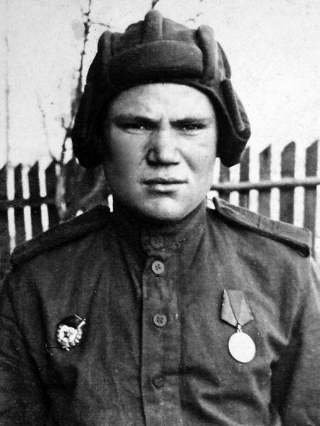 Пешехонов Василий Иванович – заместитель командира отделения роты противотанковых ружей (ПТР) моторизованного батальона автоматчиков 13-й гвардейской танковой бригады 4-го гвардейского танкового корпуса 1-го Украинского фронта, гвардии младший сержант. Родился в 1925 году в селе Аламасово ныне Вознесенского района Нижегородской области в крестьянской семье. Окончил 6 классов. Работал в колхозе.Из семьи лесника Ивана Пешехонова первым на фронте оказался старший сын Николай. Вслед за ним ушел на войну и сам глава семьи. В 1942-м на Николая пришла похоронка. Семнадцатилетний Василий тут же ушел в военкомат. Хотя внешне он выглядел солидным парнем, призвали его на военную службу только в начале января 1943 года.   В запасном полку Василий Пешехонов за месяцы учебы стал отличным стрелком, окреп физически, а потом в составе маршевой роты в апреле 1944 года прибыл на фронт. Попал молодой солдат в 4-й гвардейский Кантемировский танковый корпус 1-го Украинского фронта. Василия определили в батальон автоматчиков 13-й гвардейской танковой бригады этого корпуса. Вскоре был и первый бой. Мотострелки при поддержке танков ворвались в одно село и освободили его. Схватка произошла ночью. Пешехонов сразил в том бою вражеского пулеметчика.  В составе 4-го гвардейского Кантемировского танкового корпуса Василий Пешехонов провел много боев, освобождая родную землю от фашистских оккупантов. А в январе 1945 года он, уже гвардии младший сержант,– командир отделения роты противотанковых ружей. Заместитель командира отделения роты ПТР моторизованного батальона автоматчиков 13-й гвардейской танковой бригады (4-й гвардейский танковый корпус, 1-й Украинский фронт) комсомолец гвардии младший сержант Василий Пешехонов в бою в районе населённого пункта Жонска (Польша) лично уничтожил две огневые точки и несколько гитлеровцев. Действуя в группе автоматчиков западнее города Кракова, перерезал дорогу Краков - Катовице. 12 января войска 1-го Украинского фронта, взломав сильную оборону противника, устремились вперед и 18-го вышли на подступы к Кракову – древней столице Польши. 20 января отделение Пешехонова зацепилось за окраину села Баланцы, но тут с холма из дзота ударил вражеский пулемет. Пешехонов без колебаний быстро пополз к дзоту, а когда приблизился, вскинул автомат и дал по амбразуре несколько очередей. Фашитский пулемет замолчал.  Бойцы поднялись в атаку и бросились к холму, но вражеский пулемет вновь застрочил. Он замолчал окончательно лишь тогда, когда комсомолец Пешехонов своим телом закрыл его амбразуру. Ценой своей жизни гвардии младший сержант Пешехонов В.И. способствовал выполнению боевой задачи подразделением. Похоронен в селе Баланцы Краковского воеводства (Польша). Указом Президиума Верховного Совета СССР от 10 апреля 1945 года за образцовое выполнение боевых заданий командования на фронте борьбы с немецко-фашистским захватчиками и проявленные при этом мужество и героизм гвардии младшему сержанту Пешехонову Василию Ивановичу посмертно присвоено звание Героя Советского Союза. Награждён орденом Ленина, медалями. Навечно зачислен в списки воинской части.