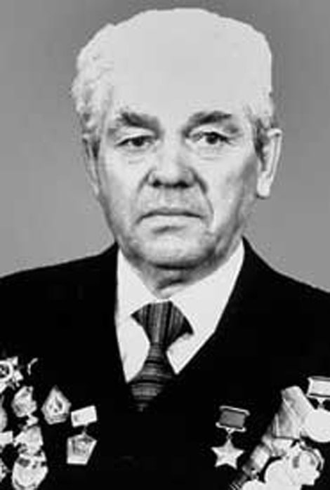 Петраков Иван Ильич - помощник командира взвода 2-й стрелковой роты 95-го гвардейского стрелкового полка 31-й гвардейской Витебской стрелковой дивизии 11-й гвардейской армии 3-го Белорусского фронт, гвардии старший сержант. Родился 29 сентября 1924 года в деревне Сарма Вознесенского района Нижегородской области в семье крестьянина. Русский. Член ВКП(б)/КПСС с 1944 года. Окончил 7 классов. Работал в колхозе. В 1942 году призван в Красную Армию и через месяц направлен на фронт. Участвовал в боях за освобождение Великих Лук, Орши, форсировал Березину, Десну. 12 июля 1944 года батальон капитана, в составе которого был Петраков, вышел к реке Неман в районе литовского города Алитус. В ночь на 13 июля 1944 года гвардии старший сержант Петраков в главе группы из пяти человек под огнём противника первым в батальоне форсировал реку. Гвардейцы уничтожили передовое охранение, захватили окопы, корректировали огонь артиллерии. Умело управляя группой, удержал захваченный рубеж до подхода подкрепления, обеспечили переправу основных сил роты и батальона. В одном из следующих боев за плацдарм был тяжело ранен. Указом Президиума Верховного Совета СССР от 24 марта 1945 года за проявленный героизм в борьбе с немецкими захватчиками при форсировании реки Неман гвардии старшему сержанту Ивану Ильичу Петракову присвоено звание Героя Советского Союза с вручением ордена Ленина и медали «Золотая Звезда» (N 8717). После госпиталя на фронт не вернулся. По состоянию здоровья уволен в запас, вернулся на родину. До 1950 года И.И.Петраков работал председателем Бахтызинского сельсовета Вознесенского района. Затем переехал в город Выкса ныне Нижегородской области. Работал на Выксунском металлургическом заводе в железнодорожном цехе машинистом тепловоза и заместителем начальника. В 1957 году окончил Выксинский металлургический техникум. С 1969 года был начальник отдела кадров треста N10 «Металлургстрой», начальником инженерной службы по гражданской обороне. Умер 12 июля 1991 года. Похоронен на Северном кладбище в городе Выкса. Награждён орденами Ленина, Октябрьской Революции, Отечественной войны 1-й и 2-й степени, медалями.