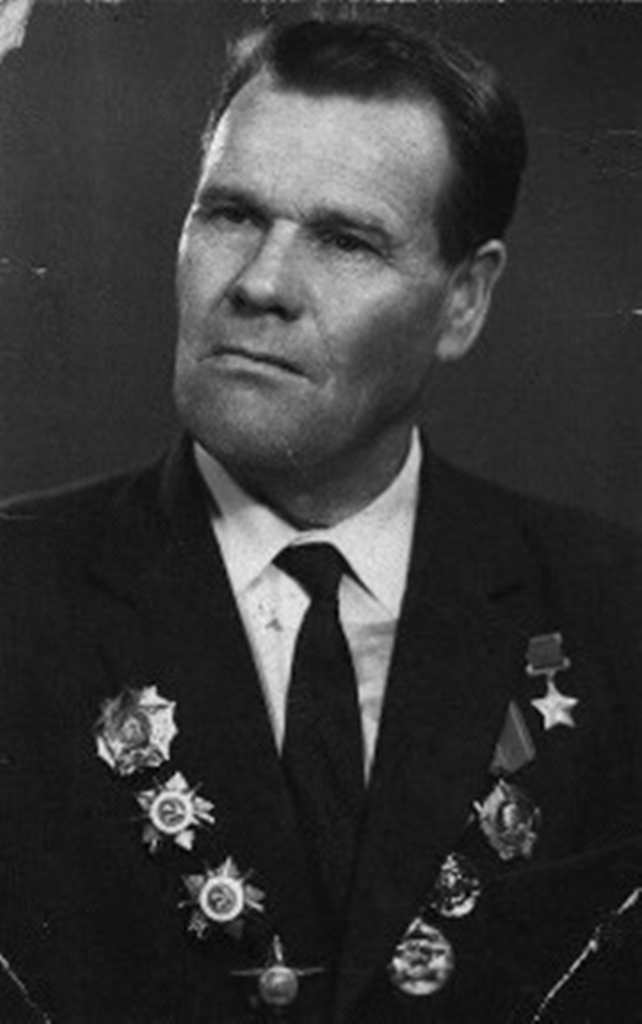 Боченков Василий Тимофеевич – адъютант старший 2-го стрелкового батальона 172-го гвардейского Гнезненского Краснознаменного ордена Суворова стрелкового полка (57-я гвардейская Новобугская Краснознаменная орденов Суворова и Богдана Хмельницкого стрелковая дивизия, 4-й гвардейский корпус, 8-я гвардейская армия, 1-й Белорусский фронт), гвардии капитан.Родился 28 августа 1919 года в селе Мотызлей  Вознесенского района Нижегородской области в семье крестьянина. Русский. Окончил школу, а в 1938 году – Читинский железнодорожный техникум. Работал техником-механиком в Шилкинском паровозном депо.В Красной Армии – с марта 1939 года. В 1941 году окончил курсы младших лейтенантов, в 1942 – курсы политсостава, в 1943 году – курсы «Выстрел».С 25 апреля 1944 года в действующей армии. Воевал на 3-м Украинском и 1-м Белорусском фронтах в составе 172-го гвардейского стрелкового полка на должностях командира роты, адъютанта старшего батальона и командира батальона. Особо отличился в ходе Берлинской операции. 16 апреля 1945 года при прорыве обороны противника заменил выбывшего из строя командира батальона. Захватив позиции противника, В.Т.Боченков быстро организовал их оборону. Воины отбили три контратаки противника, подбив при этом три танка и удержав захваченный рубеж. При дальнейшем продвижении батальон под командованием В.Т.Боченкова захватил батарею 75-мм пушек, уничтожил 8 огневых точек, до двух рот живой силы противника и овладел важным опорным пунктом на Зееловских высотах. В ходе боя гвардии капитан В.Т.Боченков был ранен, но продолжал управлять батальоном до выполнения боевой задачи.Указом Президиума Верховного Совета СССР от 31 мая 1945 года за образцовое выполнение боевых заданий командования на фронте борьбы с немецкими захватчиками и проявленные при этом отвагу и геройство гвардии капитану Боченкову Василию Тимофеевичу присвоено звание Героя Советского Союза с вручением ордена Ленина и медали «Золотая Звезда».С декабря 1945 года – в запасе. Жил и работал в городе Краснодар. Умер 17 марта 1994 года. Похоронен в Краснодаре на Славянском кладбище.Награжден орденами Ленина (31.05.1945), Александра Невского (27.10.1945), 2 орденами Отечественной войны 1-й степени (17.02.1945, 06.04.1985), орденами Отечественной войны 2-й степени (27.05.1944), Красной Звезды (04.08.1944), медалями. Одна из улиц р. п. Вознесенское носит имя В.Т Боченкова. Он увековечен и в граните обелиска (аллеи) Героев Советского Союза.